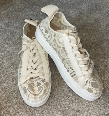 Zapatillas bajas de encaje con logotipo de Chloe Lauren, $650 EURO 41 EE. UU. 10,5 Foto 1 de 4