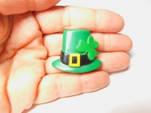 Broche verde negro amarillo día de San Patricio duende sombrero trébol de colección - Imagen 1 de 5