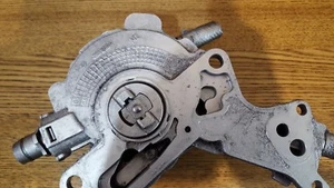 VW PASSAT B6 .19 TDI 105 HIGH PRESSURE OIL PUMP - Picture 1 of 2