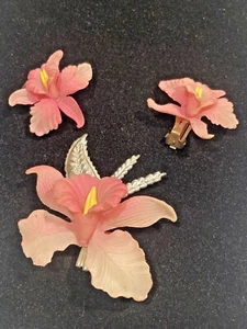 Vtg Gorgeous Orchid Hibiscus Flower Brooch Pin Clip On Earring Set Pink Plastic  - Picture 1 of 6