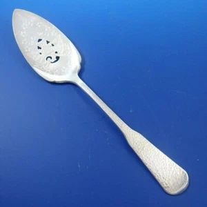 Servidor de pastel First Colony martillado plateado 1881 Rogers con águila perforada #2905  - Imagen 1 de 5