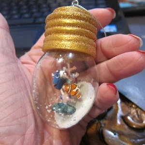 WALT DISNEY FIND NEMO GLOBO DI NEVE IN UNA LAMPADINA ORNAMENTO 3 1/2" T X 2" W - Foto 1 di 10