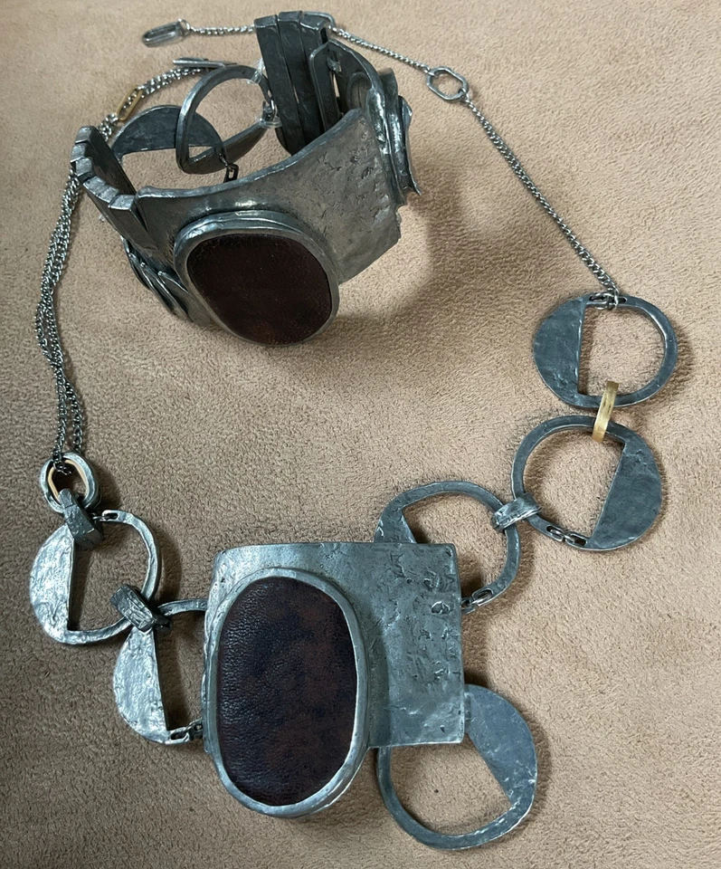 Collar y pulsera Ann Marie Chagnon peltre y cuero marrón Foto 1 de 4