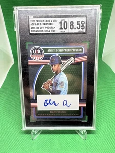 Blake Ragsdale RC 2023 Panini Stars & Stripes Good Auto 8.5/10 #7/10 - Imagen 1 de 3