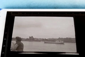 tolles altes Negativ  mir unbekanntes Frachtschiff ? Ort ? 50-60er  - Picture 1 of 5