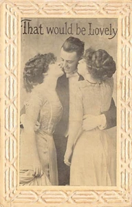 Postal: That Would Be Lovely, Two Women Kissing Man, DB 1910 - Imagen 1 de 2