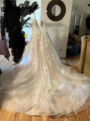 Nuevo vestido de novia con cuentas Foto 1 de 4