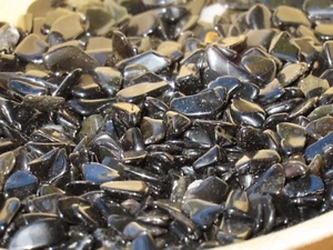 Chips de cristal de obsidiana negra, no perforadas, pulidas ~ lote a granel de 100 gramos - Imagen 1 de 5