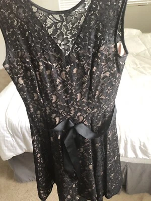 Vestido de encaje negro de Betsy Adams. Talla 6. Foto 1 de 3