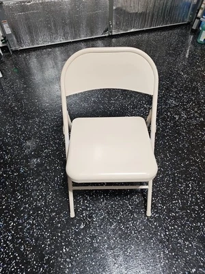 Vintage Samsonite 2523  Grain Folding Chair - Image 1 of 2