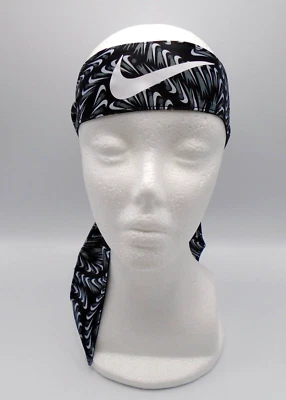 Corbata para la cabeza Nike Dri-Fit estampada juvenil reversible negra/gris humo/blanca OSFM Foto 1 de 4