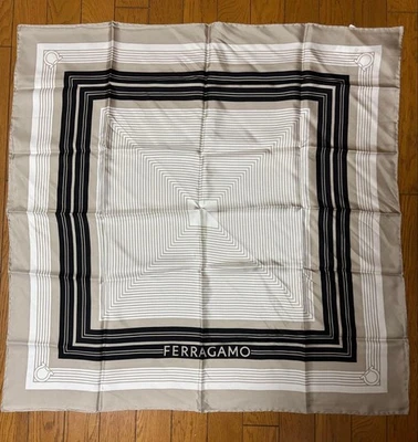 Ferragamo шелковый шарф 90 x 90 бежевый черные полосы сделано в Италии б/у - Изображение 1 из 3