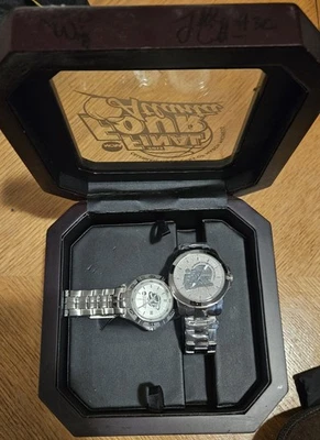 Reloj NCAA 2013 autographed WSU Foto 1 de 4