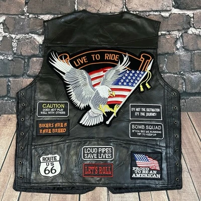 Chaleco de motocicleta frontal a presión de cuero de búfalo negro con placa de diamante para hombre talla pequeña Foto 1 de 4