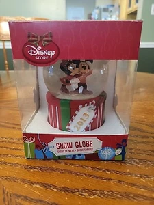 2013 DisneyMickey & Minnie Kiss Under The Mistletoe Snow Globe Christmas - Picture 1 of 5