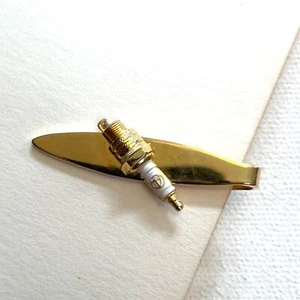 Clip de corbata de metal tono dorado Speidel mecánica bujía calidad vintage - Imagen 1 de 4
