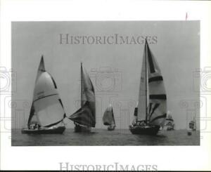1992 Press Photo Sailboats Utilize Wind's Energy to Move Across the Bay, Houston
