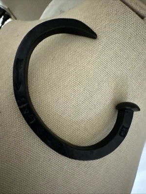 Brazalete unisex Giles & Brother "Le Beau" negro con espiga de ferrocarril Foto 1 de 4