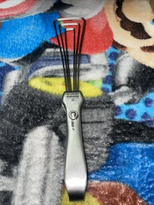 De colección. Espátula batidor pinza de fácil bloqueo de acero inoxidable Kuhn Rikon Suiza Exc. Foto 1 de 2