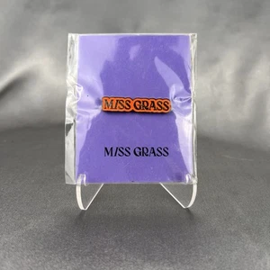 Pin esmaltado Miss Grass 420 carros de cannabis mercancía amante de la hierba regalos de cumpleaños - Imagen 1 de 4