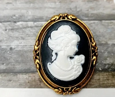 Precioso broche camafeo de resina blanco y negro tallado en tono dorado Foto 1 de 3