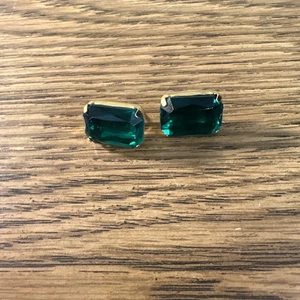 Orecchini vintage in vetro verde smeraldo taglio cabochon post ~ 0,75" lunghi x 0,5" larghi - Foto 1 di 4