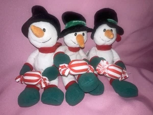 3 Encantadores Gund Navidad Amigos Muñecos de Nieve Muñeco de Nieve Peluche Sombrero Bufanda Sosteniendo Caramelos 9" - Imagen 1 de 8