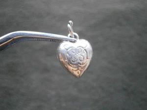 Kleines verziertes Herz Vintage gepufft glänzend Sterlingsilber Armband Charm Anhänger - Bild 1 von 7