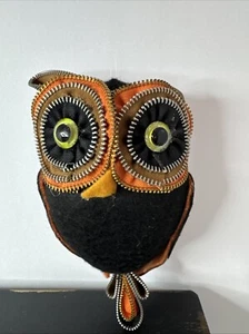 "Estatuilla de felpa de búho decoración fieltro negro cremallera ojos plumas 6"" Halloween" - Imagen 1 de 5