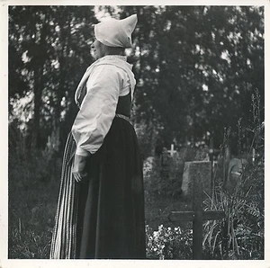 Ph. Paul Coze - SUÈDE c.1935 - Femme Cimetière de Leskand Dalécarlie - Div 7787 - Imagen 1 de 2