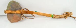 Testa di pietra di fiume vintage nativi americani in pelle intagliata con perline Tomahawk dipinta - Foto 1 di 4