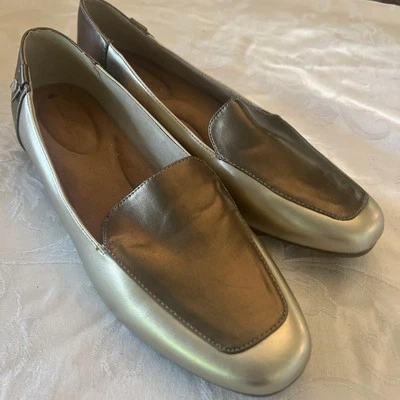 Sapatos baixos femininos Gloria Vanderbilt metálicos tamanho 9 - Imagem 1 de 4