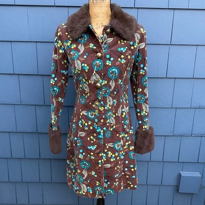 Casaco marrom floral vintage Sookie des L.A. com acabamento de pele sintética veludo - Imagem 1 de 4