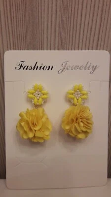 Orecchini Pendenti Fatti a Mano con Perle/Perline e Nappine di Colore Giallo - Immagine 1 di 2