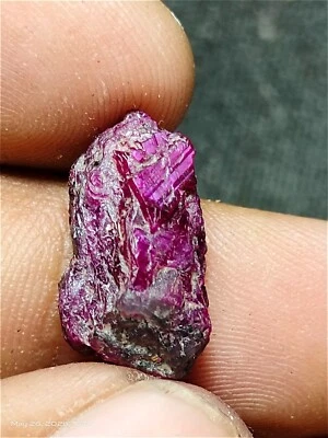 AAA Quality 100% Natural Red Ruby Rough from Earth Size 18X10X6 mm Weight 10 crt - Image 1 of 3