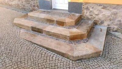 Treppenstufen 40er gebraucht gelb, Blockstufen, Granitstufen m. leichter Schräge - Bild 1 von 2