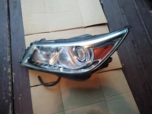 2010 - 2012 BUICK LACROSSE DRIVER HID XENON HEADLIGHT - Picture 1 of 3