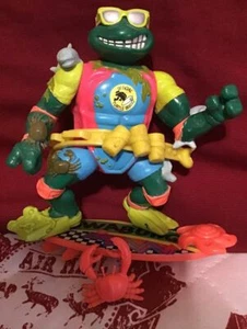 Figura de acción Playmates Toys TMNT Sewer Surfin' Mike 1990 casi completa - Imagen 1 de 2
