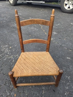 Silla infantil antigua con respaldo de escalera, asiento tejido Foto 1 de 2