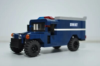 Modelo de camión SWAT HMMWV City Police azul oscuro construido con ladrillos Foto 1 de 4