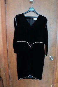 ABITO DONNA FORMALE IN VELLUTO NERO CON RIFINITURE IN FINTA PIETRA DI LUCILIA LOPES COUTURE - Foto 1 di 3