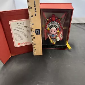 Mu Guiying Placca 3D Leggendaria Eroina Guerriera Cinese ~ Appendi o Alzati, 8 x 5 - Foto 1 di 11