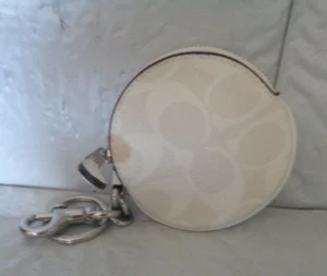 NUEVO CON ETIQUETAS - Coach - Monedero Circular - Llavero / Anillo - Tiza / Blanco - Dije de Bolso - Imagen 1 de 2