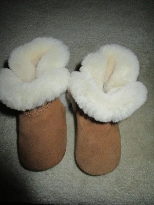 BOTAS UGG GAMUZA PIEL NIÑO TALLA 2 A 3 Foto 1 de 4