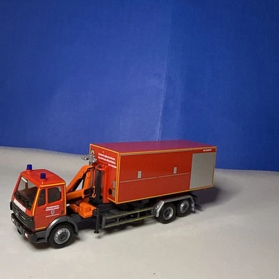 Camión contenedor Herpa escala HO 1:87 Mercedes German Feuerwehr Departamento de Bomberos Foto 1 de 4