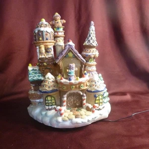 Glasfaser Lebkuchenhaus mit farbwechselnden Lichtern & animierten Figuren drehen sich - Bild 1 von 14