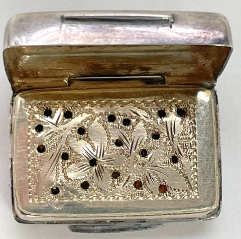 Rare William IV English Sterling Silver & Gilt Vinaigrette, Birmingham 1836-7 Cover