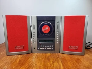 Reproductor de CD vertical Coca Cola 2.1 sistema de altavoces MCD-S218M rojo sin control remoto probado - Imagen 1 de 17