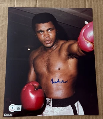 BOXING LEGEND MUHAMMAD ALI SIGNED 8X10 PHOTO BECKETT FULL LETTER HAND SIGNED #3 - Image 1 of 2