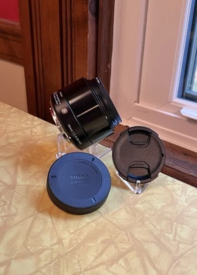 Lente Sigma 19 mm f2,8 DN en negro con tapas de lente + filtro micro cuatro tercios AF Foto 1 de 4